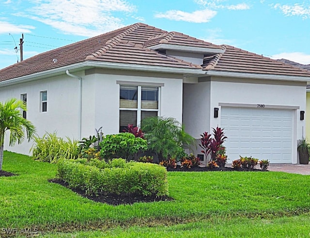 view of front facade featuring a front yard and a garage