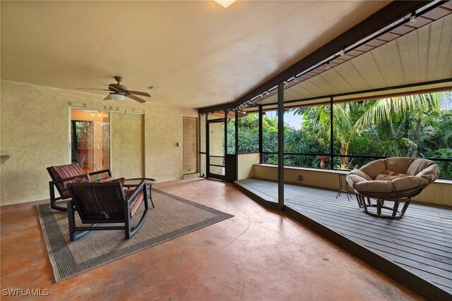 sunroom with ceiling fan