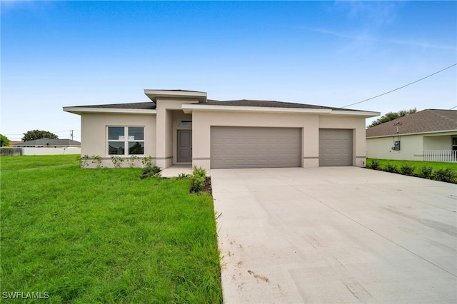 view of front of home featuring a front lawn and a garage