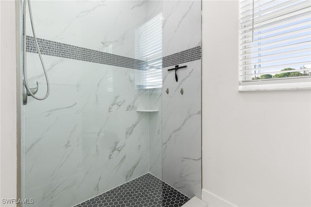 bathroom featuring tiled shower