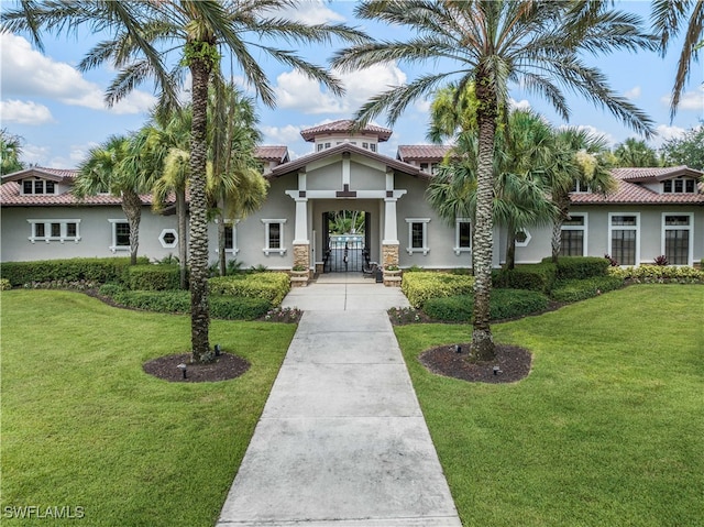 view of front of house featuring a front lawn