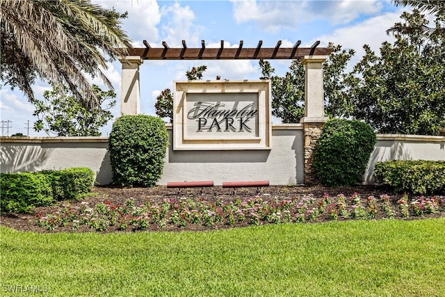 community sign featuring a yard