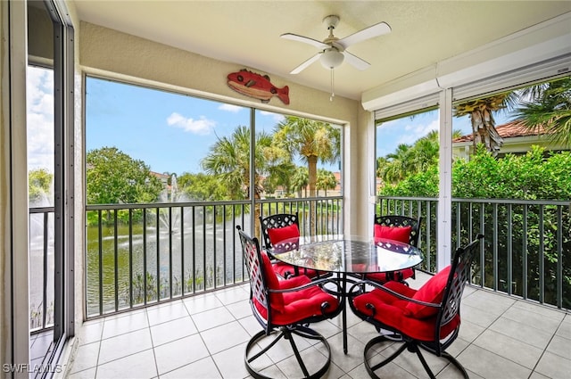 sunroom with ceiling fan