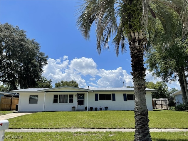 single story home featuring a front yard