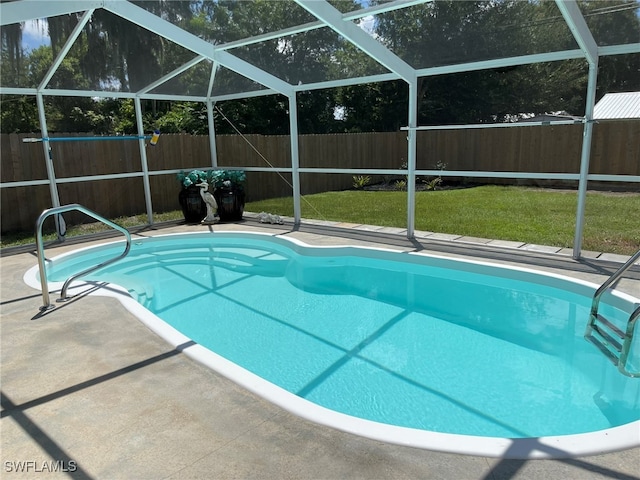 view of swimming pool with a yard