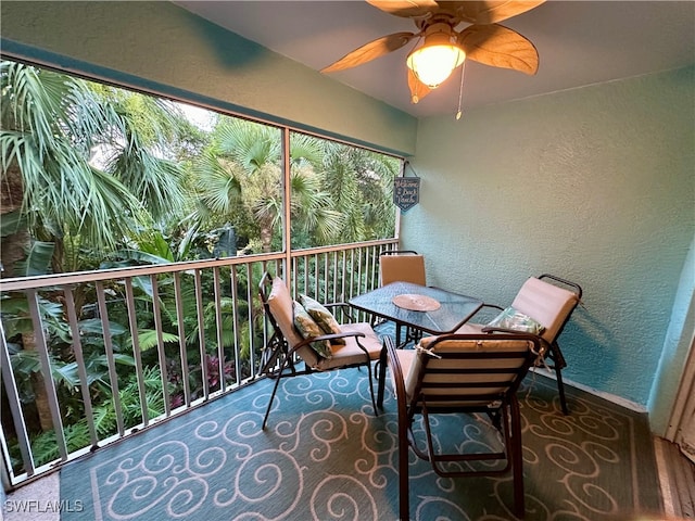 sunroom with ceiling fan