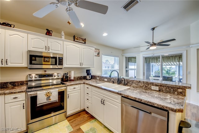 kitchen featuring sink, stainless steel appliances, ceiling fan, and kitchen peninsula