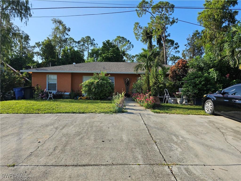 single story home with a front lawn