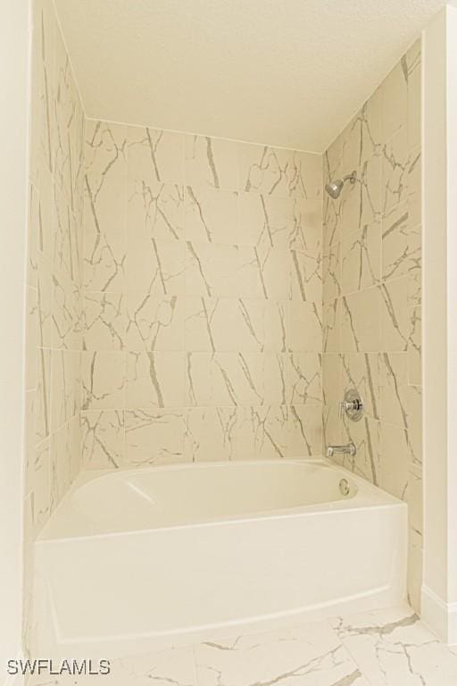 bathroom with tiled shower / bath combo