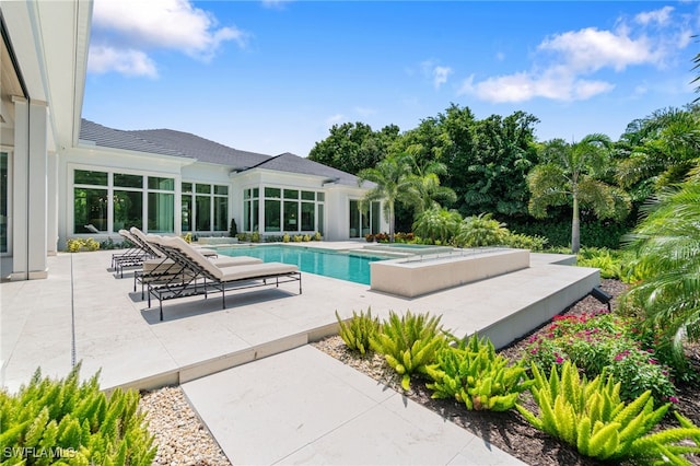 view of swimming pool featuring a patio area and a jacuzzi