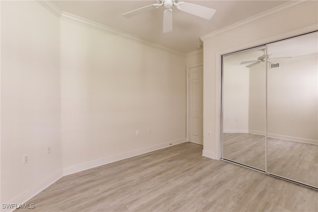 unfurnished bedroom with ceiling fan, light wood-type flooring, a closet, and ornamental molding