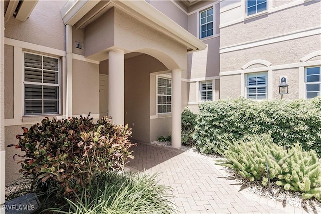 view of exterior entry featuring stucco siding
