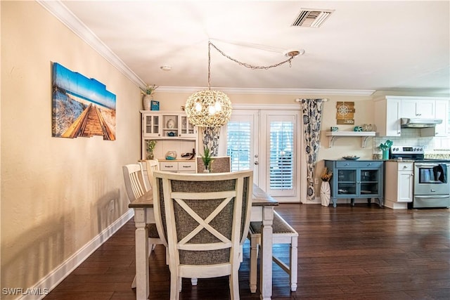 dining space with dark wood-style floors, crown molding, visible vents, an inviting chandelier, and baseboards