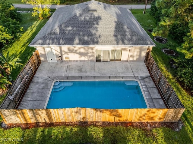 view of swimming pool