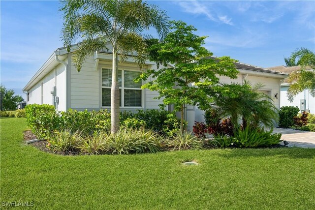 view of front of home with a front lawn