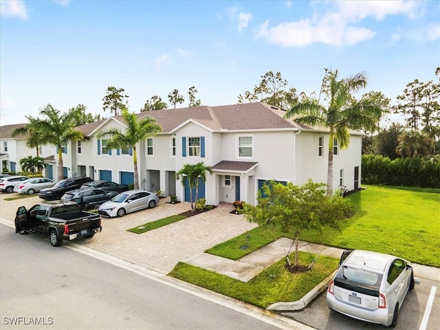 view of front of property featuring a front yard