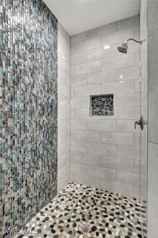 bathroom featuring a tile shower