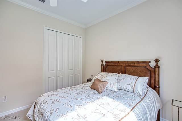 carpeted bedroom featuring ceiling fan, ornamental molding, and a closet