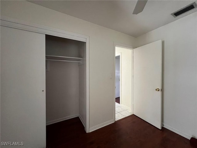 unfurnished bedroom featuring ceiling fan and a closet