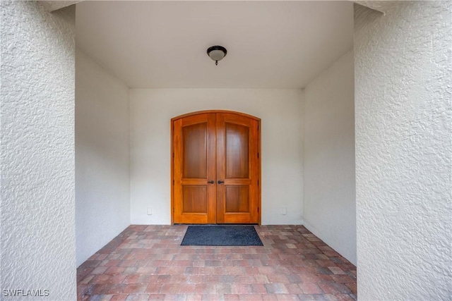 view of exterior entry with stucco siding