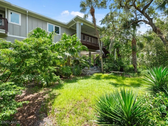 view of yard featuring a balcony