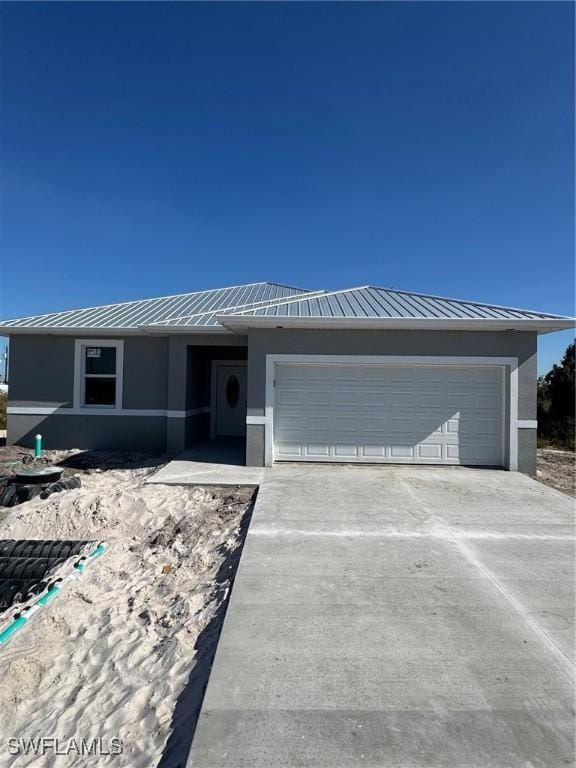 view of front facade featuring a garage