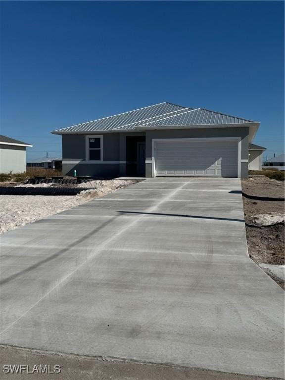 view of front facade featuring a garage