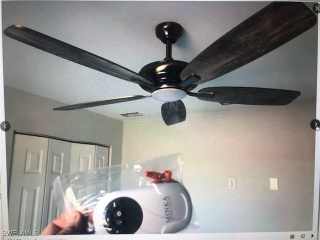 room details with ceiling fan