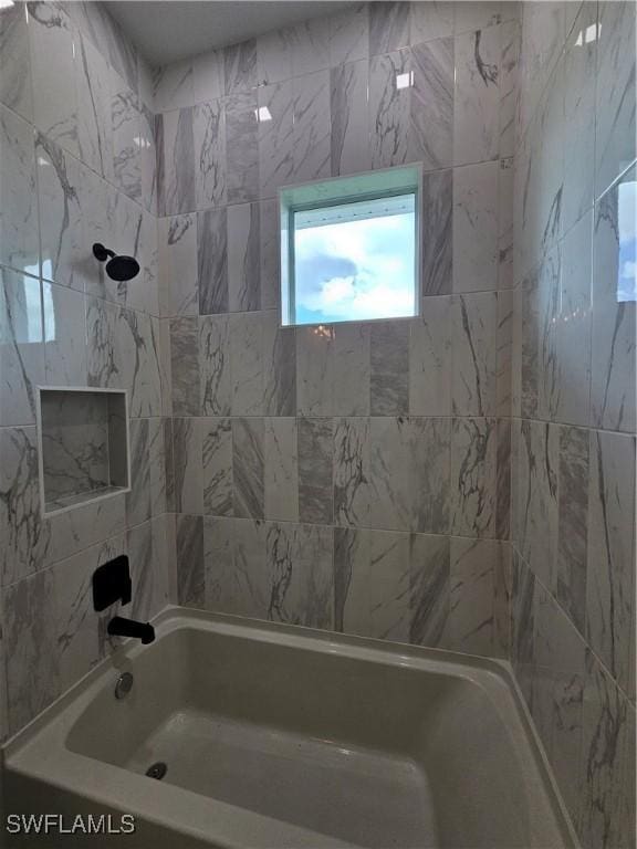 bathroom featuring tiled shower / bath combo