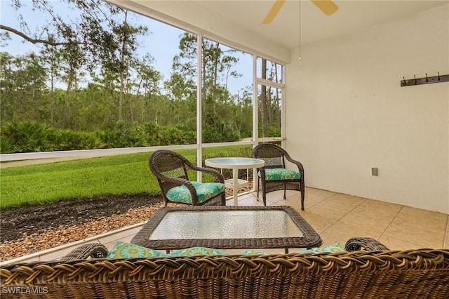 sunroom with ceiling fan