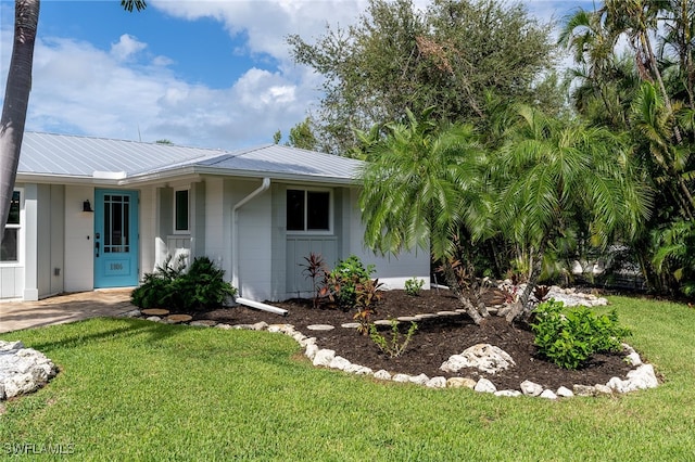 single story home with a front lawn