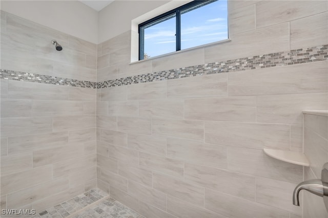 bathroom featuring a tile shower