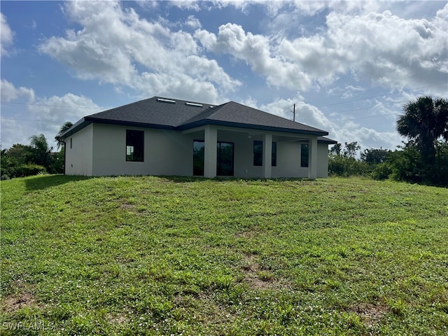 view of front of house featuring a front lawn