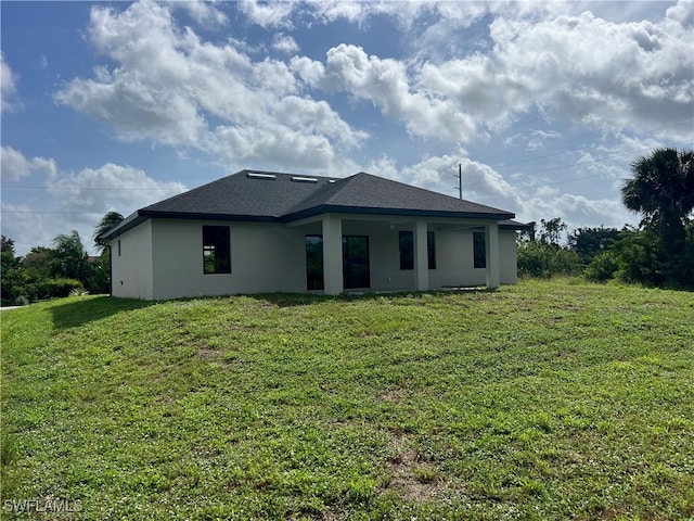 back of house featuring a lawn