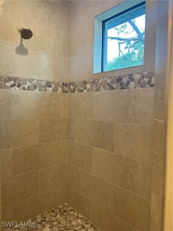 bathroom featuring a tile shower