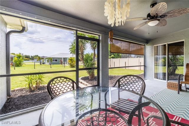 sunroom with ceiling fan