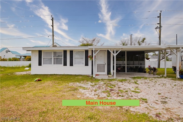 view of front of home featuring a carport and a front yard