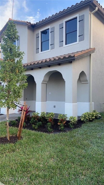 view of front of house featuring a front yard