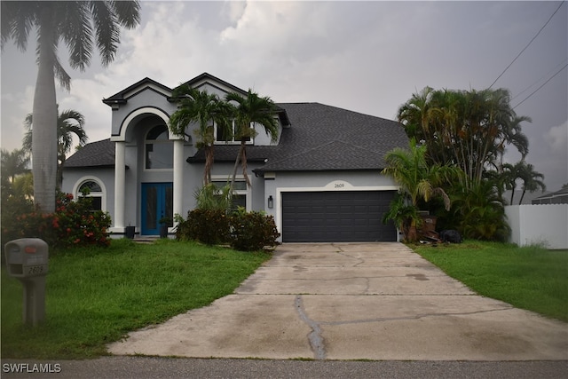 view of front of home featuring a front yard