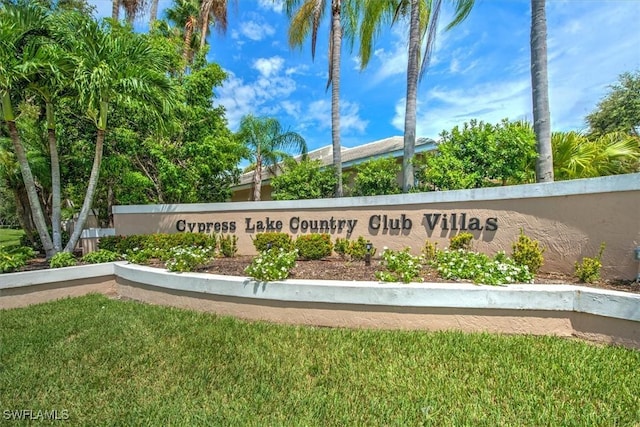 community sign with a yard