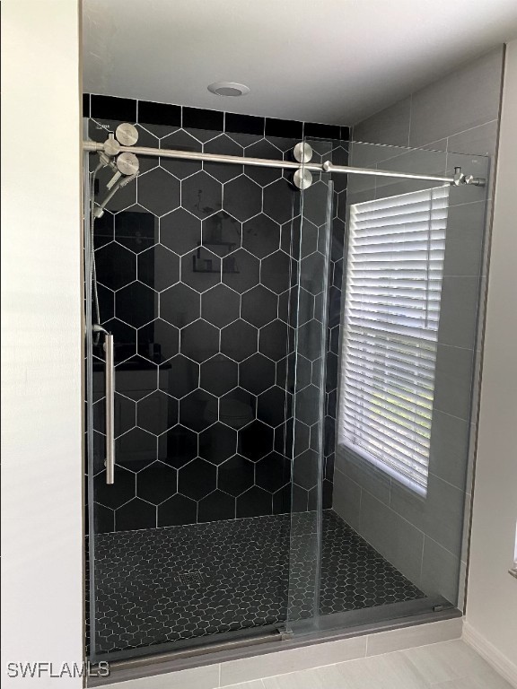 bathroom featuring tiled shower