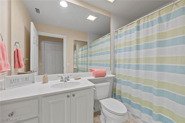 full bath featuring a shower with curtain, visible vents, vanity, and toilet