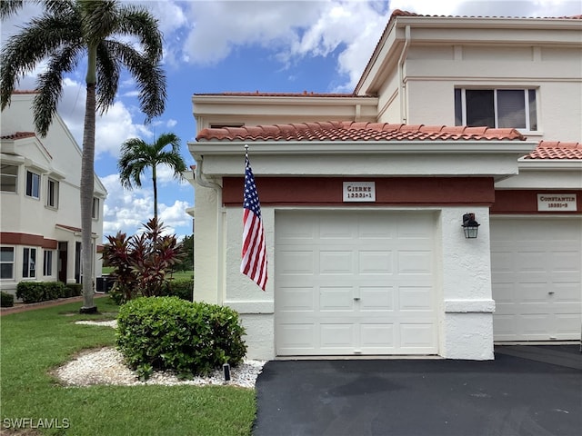 view of front of home featuring a front lawn