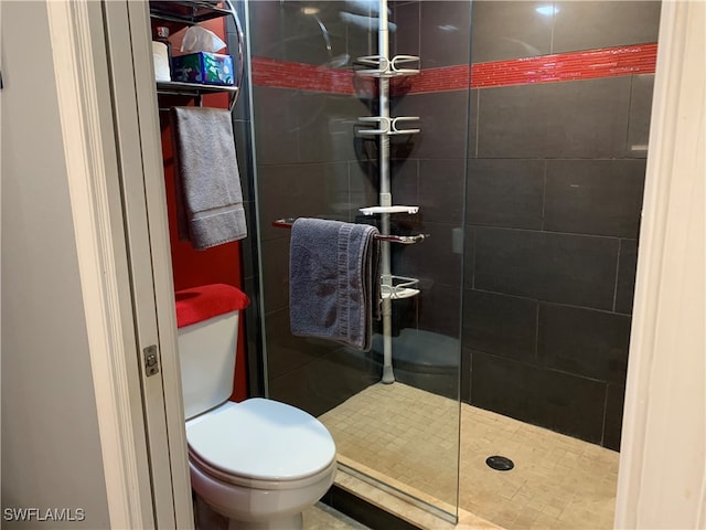 bathroom with toilet and tiled shower