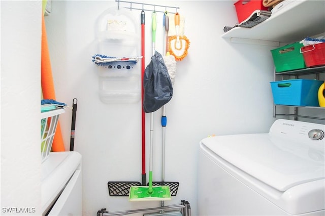 clothes washing area with washer / clothes dryer