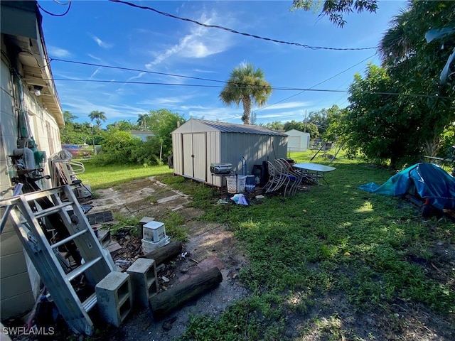 view of yard featuring a storage shed