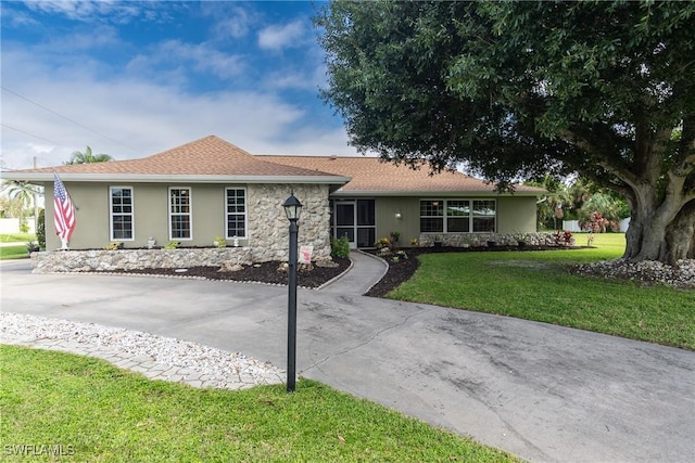 ranch-style house featuring a front yard