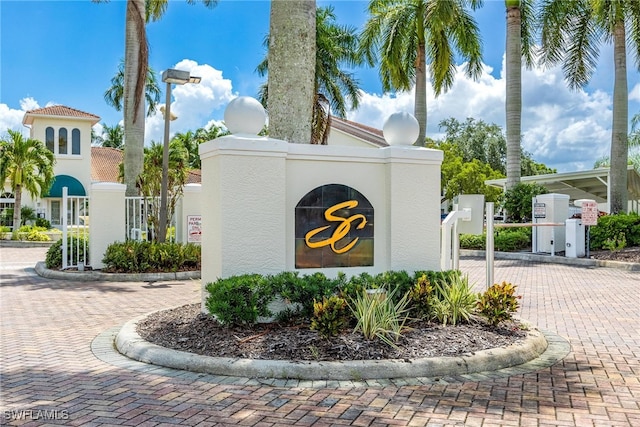 community sign with decorative driveway