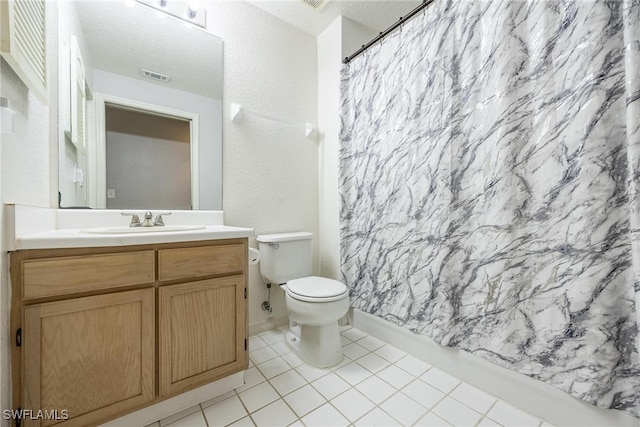 bathroom with a textured ceiling, toilet, vanity, visible vents, and a shower with curtain