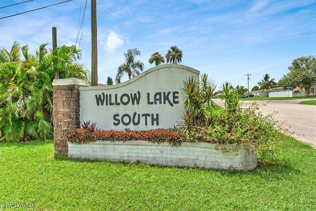 community sign featuring a lawn